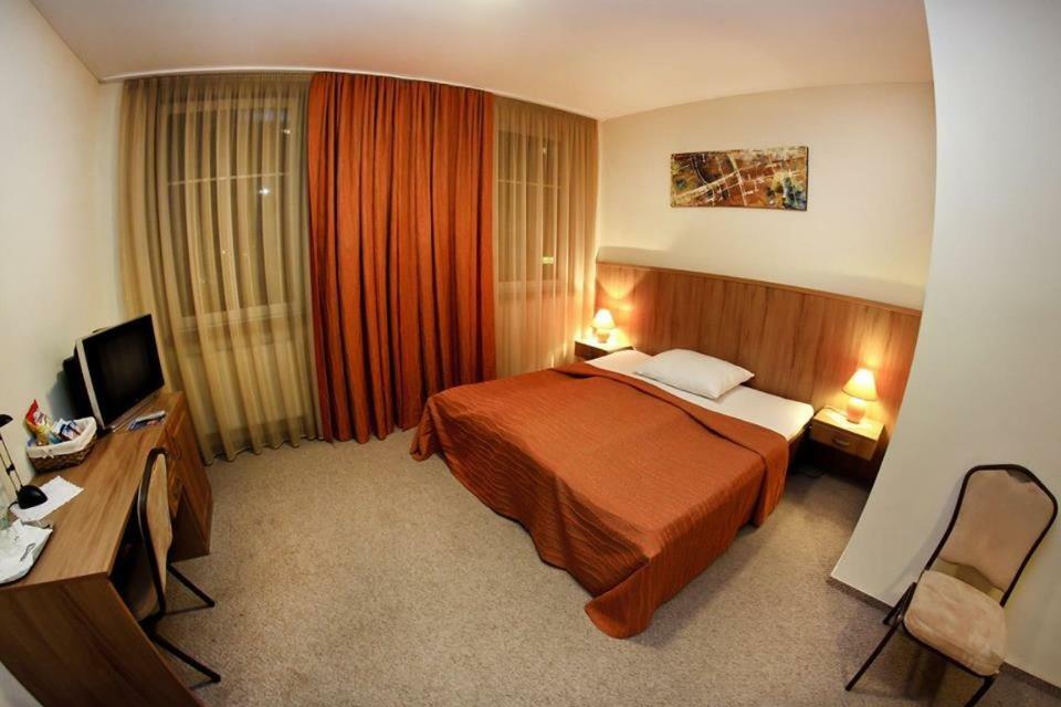 Lučenec Hotel Slovan מראה חיצוני תמונה
